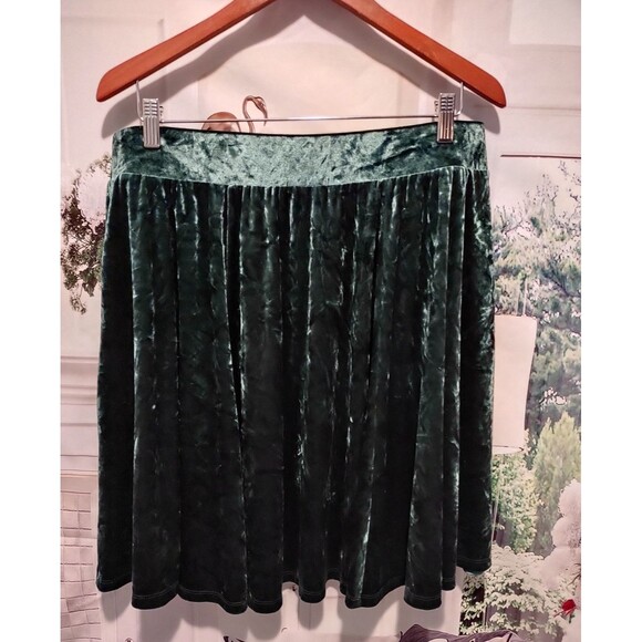 Torrid Size 1 (1X) Mini Skirt Velvet Fall Winter Christmas Green New Year's - Picture 6 of 9